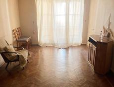 Продается двухкомнатная в центре