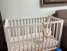 Кроватка детская с маятником+матрас+бортики+мобиль+корзинка на кровать +наматрасник и простыни