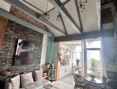 Сдается 2-х комнатная квартира студия с отдельной спальней и видом на море.