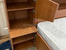 Кровать с матрасом и тумбой