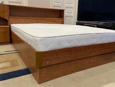 Кровать с матрасом и тумбой