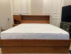 Кровать с матрасом и тумбой