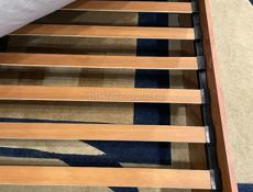 Кровать с матрасом и тумбой