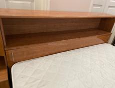 Кровать с матрасом и тумбой