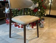 Элегантный обеденный стул в стиле минимализм — бежевое букле и тёплое дерево