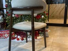 Элегантный обеденный стул в стиле минимализм — бежевое букле и тёплое дерево