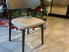 Элегантный обеденный стул в стиле минимализм — бежевое букле и тёплое дерево