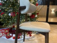 Элегантный обеденный стул в стиле минимализм — бежевое букле и тёплое дерево