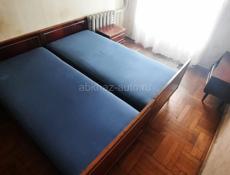 Платяной шкаф, 2 кровати, 2 прикроватные тумбочки, столик-зеркало и комод с выдвижными полками.