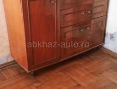 Платяной шкаф, 2 кровати, 2 прикроватные тумбочки, столик-зеркало и комод с выдвижными полками.