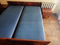 Платяной шкаф, 2 кровати, 2 прикроватные тумбочки, столик-зеркало и комод с выдвижными полками.