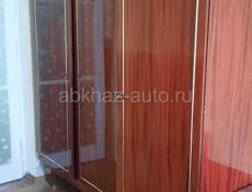 Платяной шкаф, 2 кровати, 2 прикроватные тумбочки, столик-зеркало и комод с выдвижными полками.