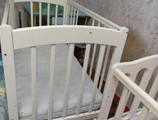 Продаю детскую кроватку в хорошем состоянии , с механизмом  люлька, укачивание.ортопедичесий матрас а подарок.) !