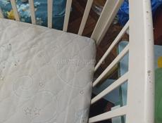 Продаю детскую кроватку в хорошем состоянии , с механизмом  люлька, укачивание.ортопедичесий матрас а подарок.) !