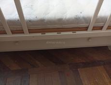 Продаю детскую кроватку в хорошем состоянии , с механизмом  люлька, укачивание.ортопедичесий матрас а подарок.) !