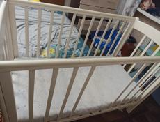 Продаю детскую кроватку в хорошем состоянии , с механизмом  люлька, укачивание.ортопедичесий матрас а подарок.) !