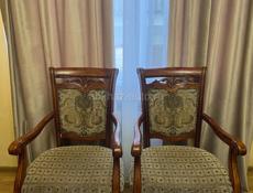 Стол и стулья 