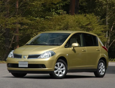 Лобовое стекло Nissan Tiida I (правый руль) 2004-2013