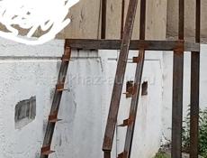 Продам лестницу с площадкой.