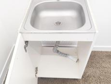 В хорошем состоянии.Комплект!Тумба,раковина,кран.Самовывоз!