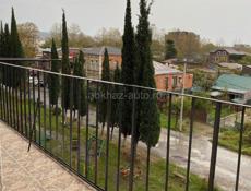 Сдается стильная трехкомнатная квартира в центре Сухума