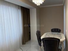 Сдается стильная трехкомнатная квартира в центре Сухума