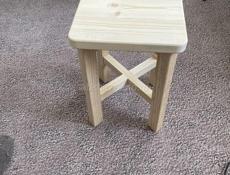 Табуретки деревянные