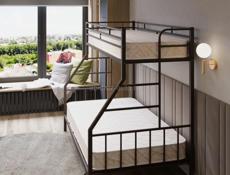 Двухъярусная кровать с матрасами