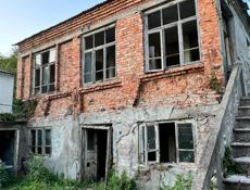 Дом находится Сухуми районе турбазы ул Красноармейская 64 1 тупик Квадратура 41,92 дома наверху можно сделать косметический ремонт а первый этаж нужно капитальный ремонт пишите на Воцап и звоните на MAX