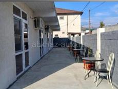 Сдаются уютные номера в гостевом доме на берегу моря с летней кухней