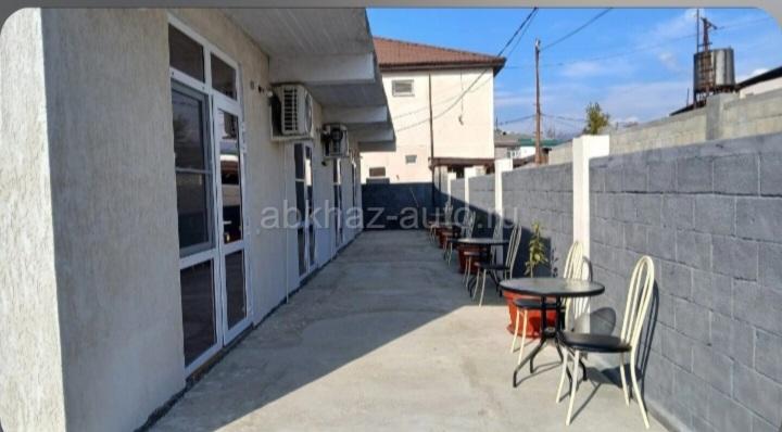 Сдаются уютные номера в гостевом доме на берегу моря с летней кухней