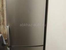 Двухкамерный Холодильник LG в отличном состоянии рабочий не течет