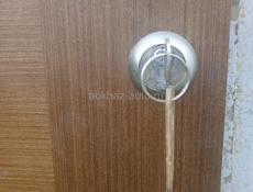 Предлагаются к продаже 7 дверей. Две из них имеют неисправности замков. Рамки входят в комплек