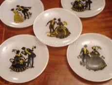Продам подарочный комплет из 7 тарелок,"Дамы и кавалеры"винтаж Чехословакия