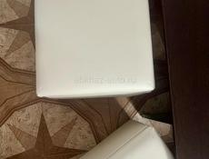 Журнальный стол с четырьмя пуфами