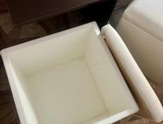 Журнальный стол с четырьмя пуфами