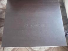 Журнальный стол с четырьмя пуфами