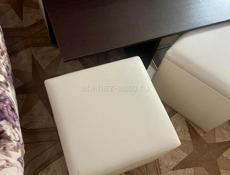 Журнальный стол с четырьмя пуфами