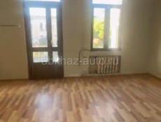 Центр Сухума, у трассы, ул Аиааира, пол дом с двориком, с документами.