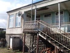 Продам дом 5 комнатны жилой есть родник питьевая вода большой гараж 