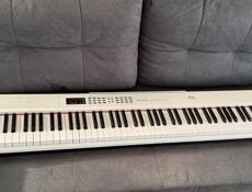 Продам синтезатор 