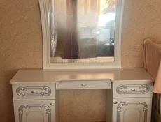 Туалетный столик с зеркалом 