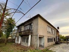 Огромный дом в центре Очамчиры.