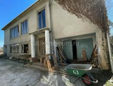 Огромный дом в центре Очамчиры.