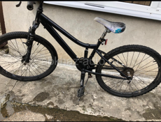 Продам велик в хорошем состоянии тормозов нету и скорость не переключаются надо тросики. Купит 