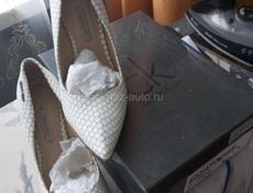 Туфли от кэлвин кляин,белые кожаные ,шпилька.