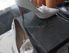 Туфли от кэлвин кляин,белые кожаные ,шпилька.