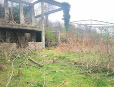 Участок возле трассы (с ветхим зданием)