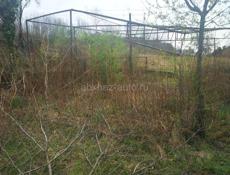 Участок возле трассы (с ветхим зданием)