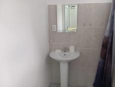 Сдается маленький домик, отдельный вход и дворик, 2 комнаты, ванная и кухня, все условия для проживания, сдается  по май, включительно, цена договорная